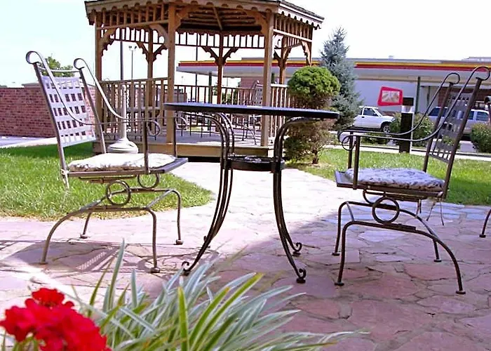 Отель Country Hearth &